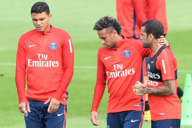 Les joueurs du Paris Saint-Germain s'entraînent, le Brésilien Neymar (au centre), les défenseurs brésiliens Thiago Silva (g.) et  Daniel Alves (dr.) au Camp des Loges à Saint-Germain-en-Laye (France) le 11 août 2017 
