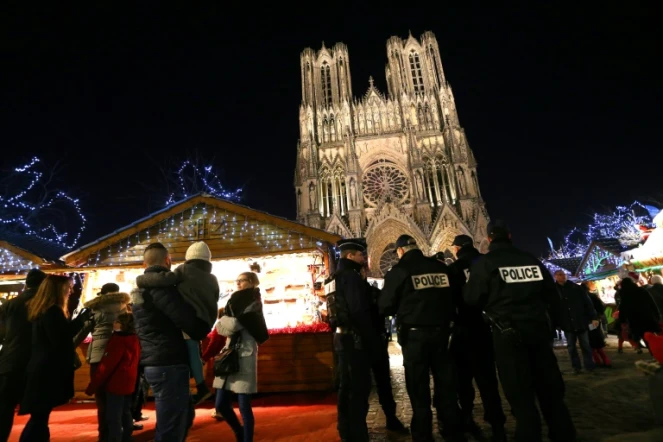 Policiers en patrouille sur le marché de Noël près de la cathédrale Notre-Dame de Reims, le 20 décembrer 2016
