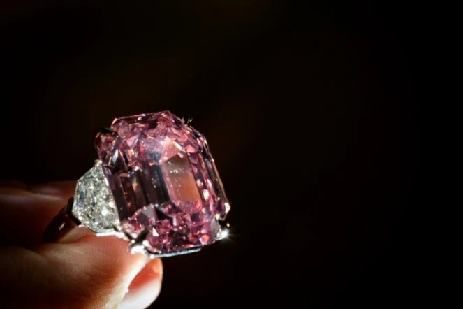 Ce diamant de 18,96 carats a été découvert il y a environ un siècle en Afrique du Sud (photo prise le 8 novembre 2018 à Genève)