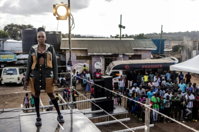 Un mannequin lors de la Kibera Fashion Week, dans le quartier de Kibera à Nairobi, le 15 octobre 2023