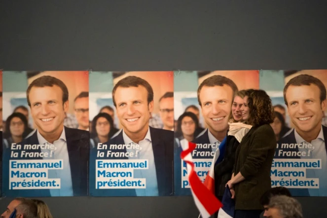 Affiches de campagne d'Emmanuel Macron à Marseille, dans le sud de la France, le 1er avril 2017