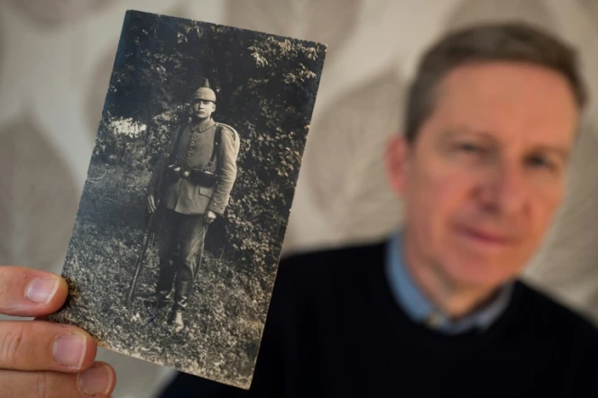 Joachim Mohr tient une photo de son gran-père Maximilian Mohr, soldat de l'infanterie allemande à Lautkirch en 1916. 