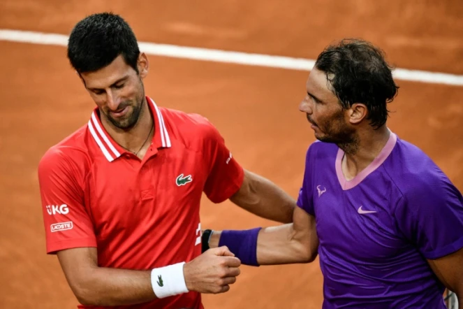 Novak Djokovic (g) et Rafael Nadal, qui se rencontrent au deuxième tour du tournoi olympique de tennis, le 16 mai 2021 à Rome