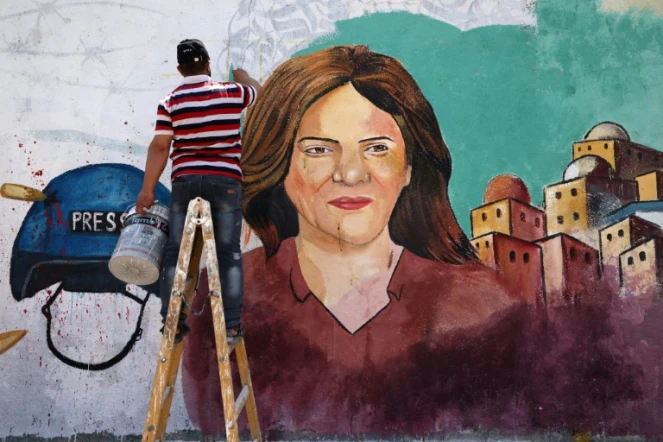 Un artiste peint sur un mur l'effigie de la journaliste défunte Shireen Abu Akleh à Gaza, le 12 mai 2022