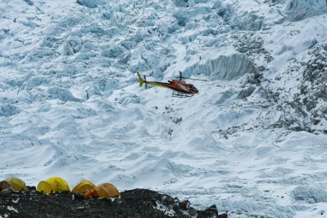 Un hélicoptère survole le camp de base de l'Everest, le 2 mai 2021 au Népal