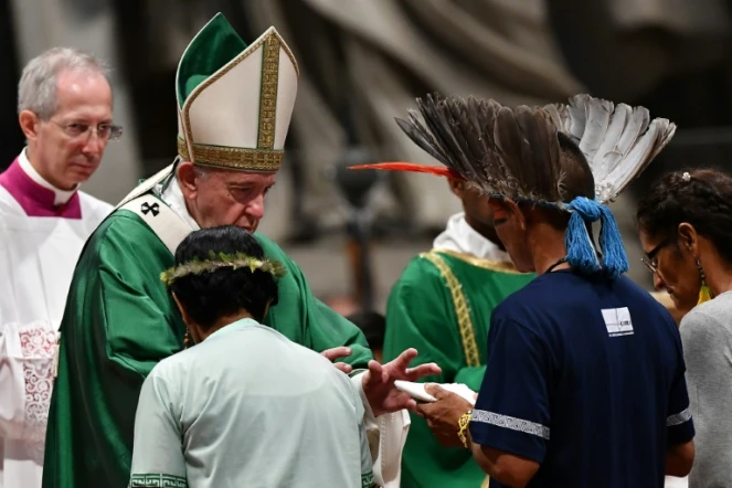 Le pape François salue des représentants des peuples indigènes d'Amazonie lors d'une homélie à la Basilique Saint-Pierre au Vatican, le 6 octobre 2019 