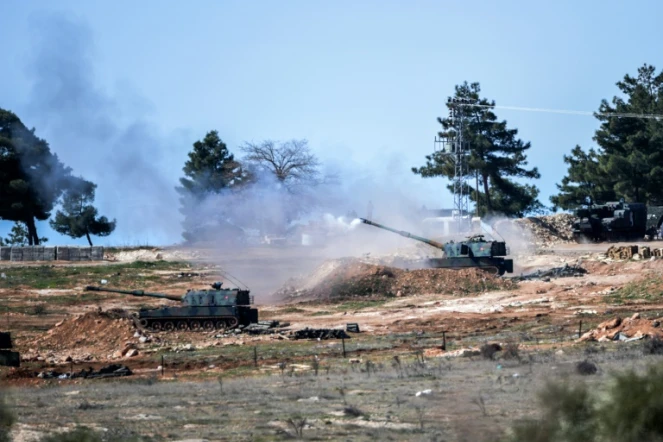 Des chars turcs stationnés près du point de passage d'Oncupinar, près de Kilis, dans le sud de la Turquie, le 16 février 2016 
