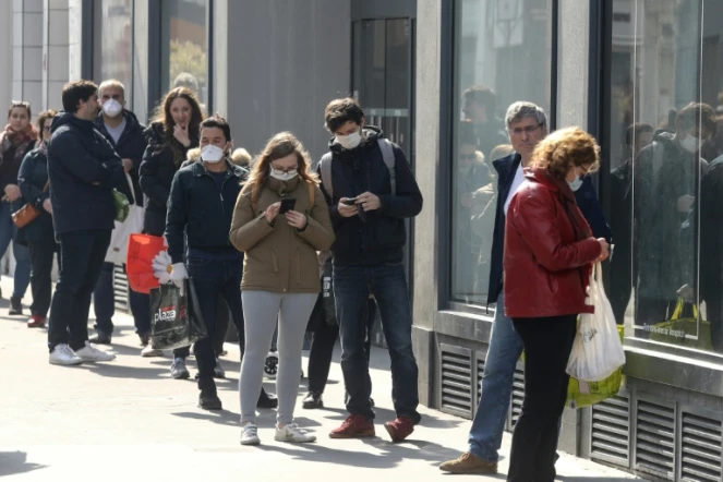 Une file d'attente devant l'entrée d'un supermarché le 28 mars 2020 à Paris