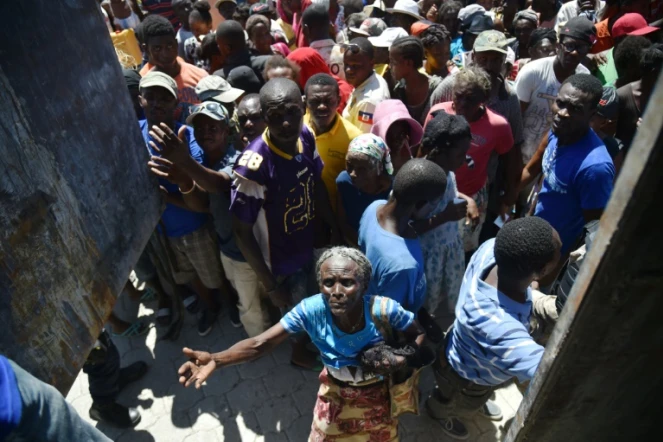 Des victimes de l'ouragan Matthew attendent de recevoir de la nourriture du Programme alimentaire mondial (PAM), le 12 octobre 2016 en Haïti