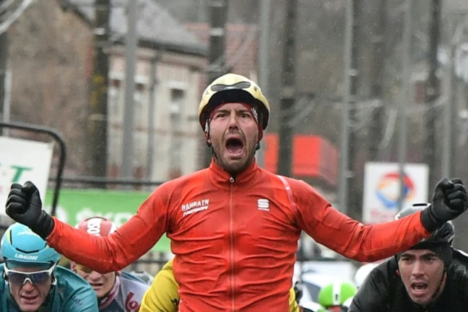 L'Italien Sonny Colbrelli passant la ligne d'arrivée de la 2e étape du 75e Paris-Nice, le 6 mars 2017, à Amilly dans le Loiret