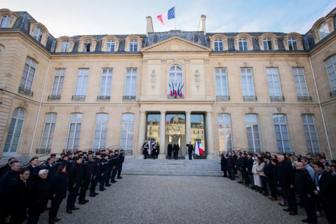 Drapeaux en berne à l'Elysée pour une minute de silence en solidarité avec Mayotte, ravagé par un cyclone, le 23 décembre 2024