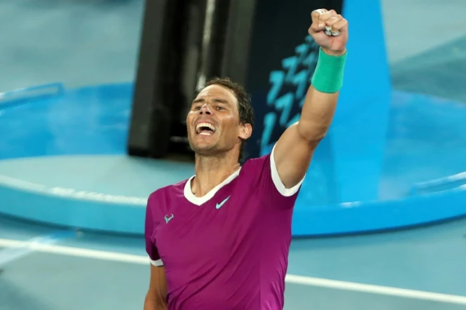 L'Espagnol Rafael Nadal célèbre sa victoire en demi-finale du simple messieurs contre l'Italien Matteo Berrettini à l'Open d'Australie, à Melbourne, le 28 janvier 2022.