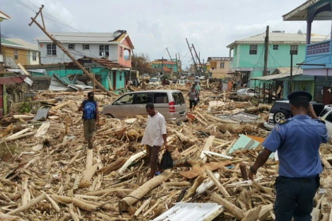 Une rue de la ville de Roseau en Dominique dévastée par le passage de l'ouragan Maria, le 20 septembre 2017