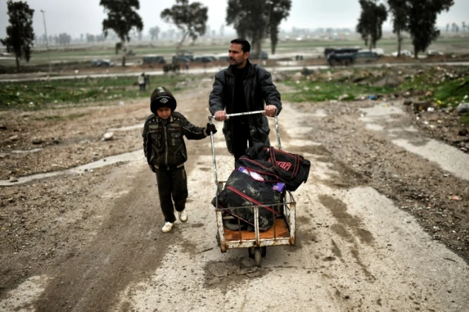 Samir Hamed, 39 ans et son fils de 12 ans, retournent à Mossoul, le 17 mars 2017