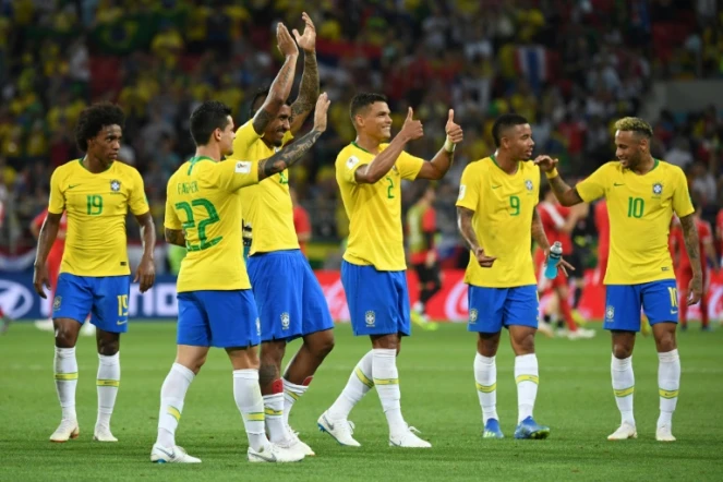 La joie des Brésiliens après leur victoire face à la Serbie et qualification en 8e du Mondial, le 27 juin 2018 à Moscou