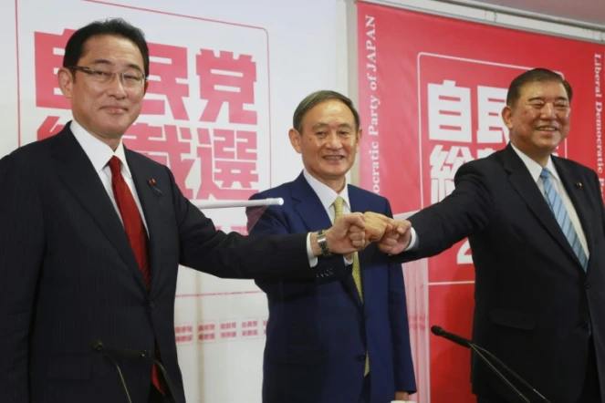 Les candidats du PLD pour succéder au Premier ministre démissionnaire Yoshihide Suga (c), l'ancien ministre de la Défense Shigeru Ishiba (d) et l'ancien ministre des AE Fumio Kishida, lors d'une conférence de presse à Tokyo, le 8 septembre  2020