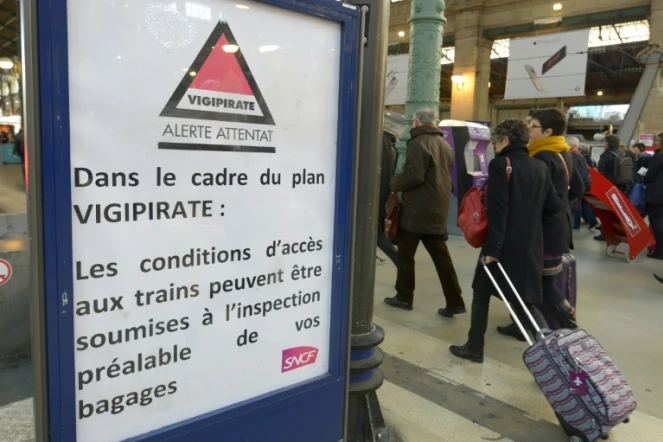 Des voyageurs sur le point d'embarquer dans un train le 21 décembre 2015 gare de Lyon à Paris