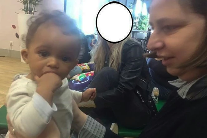 La petite Vanille, un an, en compagnie d'une personne non identifiée, sur une image fournie par la police