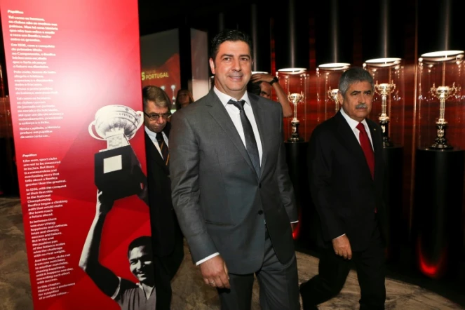 Le président du Benfica Lisbonne Luis Filipe Vieira (d) lors de la présentation de l'entraîneur Rui Vitoria le 15 juin 2015