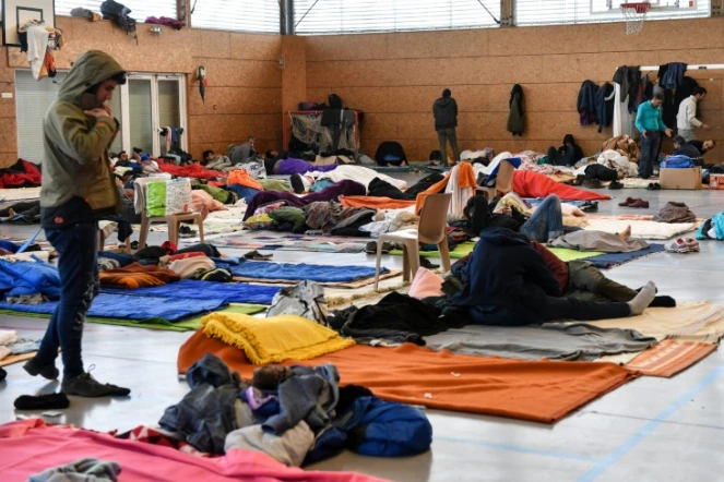 Des migrants kurdes et afghans s'apprêtent à dormir dans un gymnase de Grande-Synthe, près de Dunkerque, le 7 février 2018