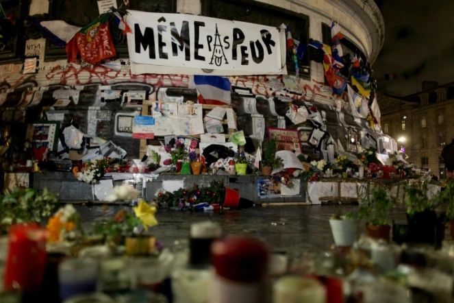 Des messages et des bannières déposées sur la place de la République à Paris le 7 janvier 2016, en hommage aux victimes des attentats de janvier 2015 