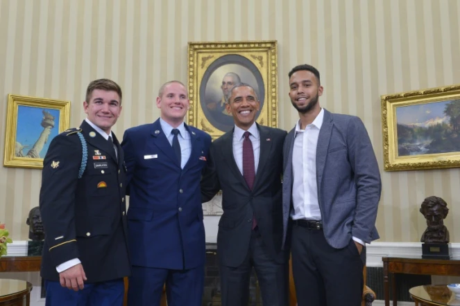 Le président Barack Obama reçoit le 17 septembre 2015 à la Maison Blanche les trois héros Anthony Sadler (d), Alek Skarlatos (g) et Spencer Stone (2eg) étaient intervenus pour désarmer un homme armé dans un Thalys Amsterdam-Paris