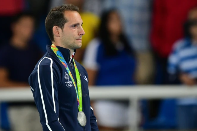 Renaud Lavillenie en larmes sur le podium de la perche des Jo de Rio, le 16 août 2016