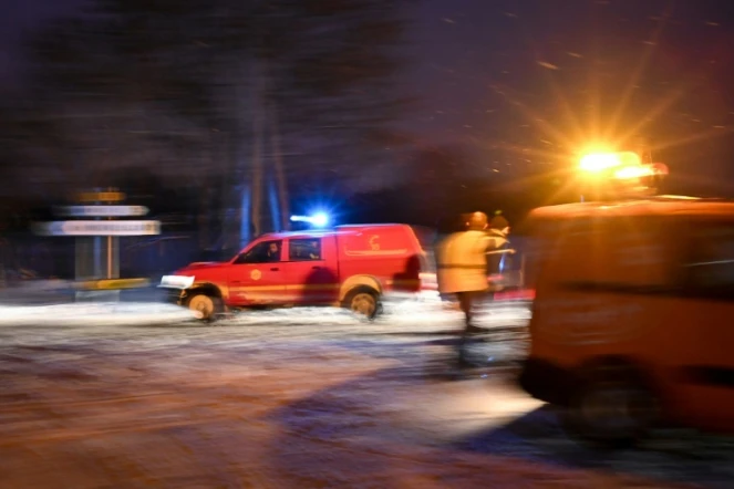 Des gendarmes et des pompiers ferment une route après le crash d'un Mirage 2000, le 9 janvier 2019 près de Mignovillard, dans le Jura