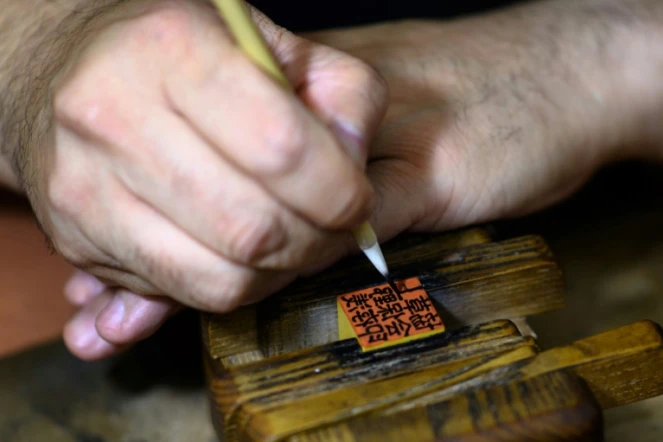 L'artisan Takahiro Makino façonne des sceaux traditionnels, le 9 octobre 2020 à Tokyo