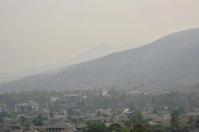 La ville de Chiang Mai au nord de la Thaïlande, enveloppée d'un épais brouillard engendré par les incendies de forêt et le brûlage des chaumes par les agriculteurs. Photo prise le 10 avril 2023