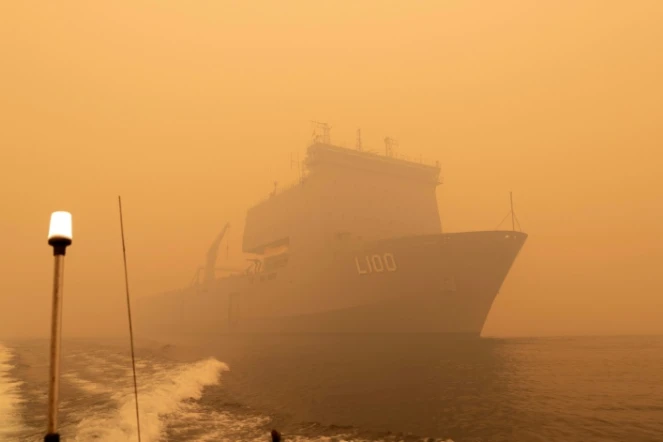 Le navire australien HMAS Choules se dirige vers Mallacoota pour porter secours aux personnes fuyant les incendies, le 2 janvier 2020
