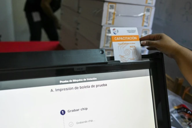 Test d'une machine à voter dans un bureau de vote à Asuncion, au Paraguay, le 30 avril 2023