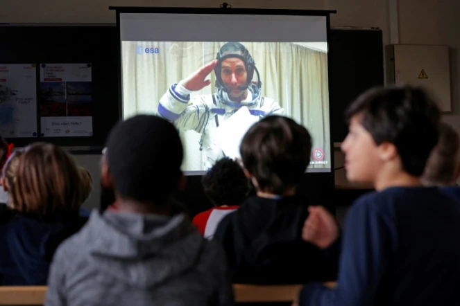Depuis leur salle de classe dans le XIXe arrondissement de Paris, des écoliers dialoguent avec l'astronaute Thomas Pesquet, connecté en direct depuis la Station spatiale internationale (ISS).