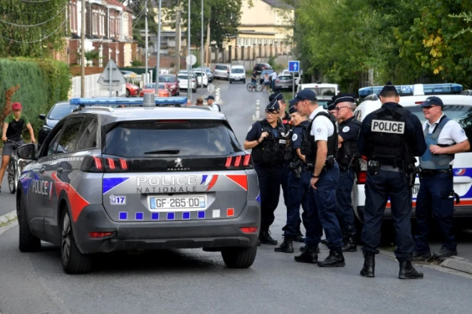 Des policiers devant la maison de la famille de l'imam Hassan Iquioussen, le 30 août 2022 à Lourches, dans le nord de la France