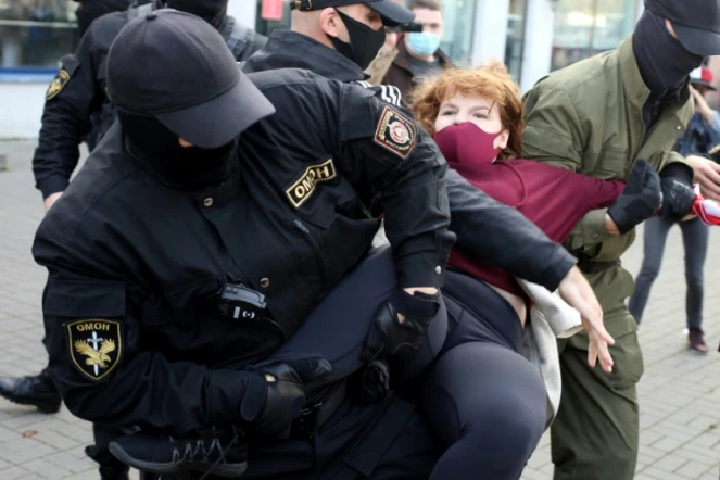 Une manifestante arrêtée à Minsk, le 19 septembre 2020