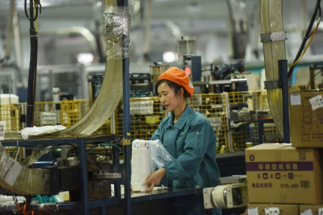 Une ouvrière dans une usine à Hangzhou le 21 janvier 2019