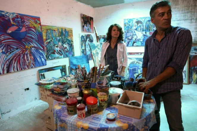 L'artiste peintre libyenne, Najla al-Fitouri, et son mari le peintre Youssef Ftis dans leur atelier à Tripoli, le 12 septembre 2015