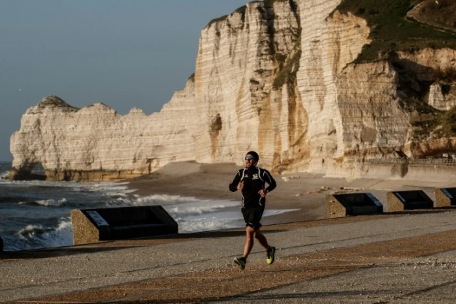 Course à pied près des falaises d'Etretat le 13 avril 2020, au 28e jour de confinement