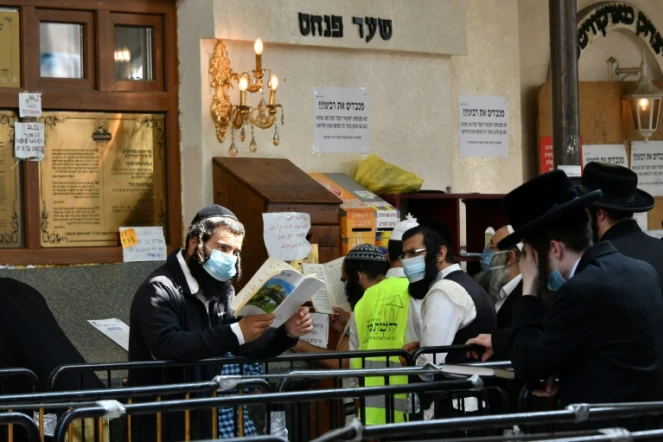 Des pèlerins juifs visitent la tombe de Rabbi Nahman à Ouman (Ukraine) le 15 septembre 2020
