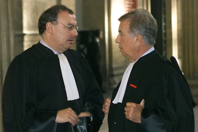 Me Gérard Boulanger (g), avocat des parties civiles, s'entretient avec Me Jean-Marc Varaut, l'un des avocats de Maurice Papon, le 11 octobre 1999 au Palais de Justice de Bordeaux 