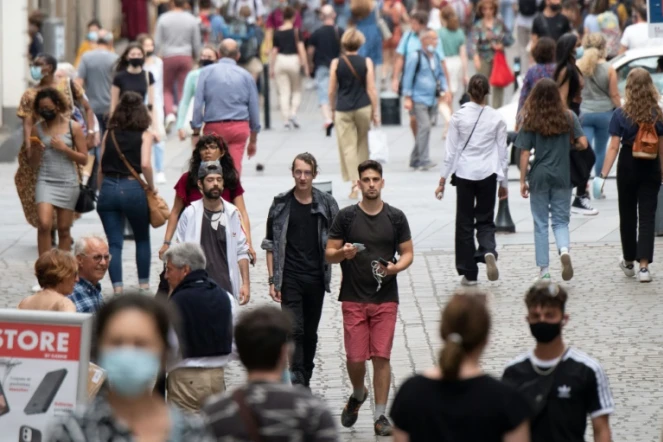 Des piétons sans masque de protection dans une rue de Nantes, le 17 juin 2021