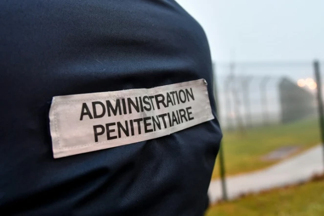 Les surveillants n'ont statutairement pas le droit de grève et s'exposent donc à des sanctions, comme des mises à pied et des retenues de salaire