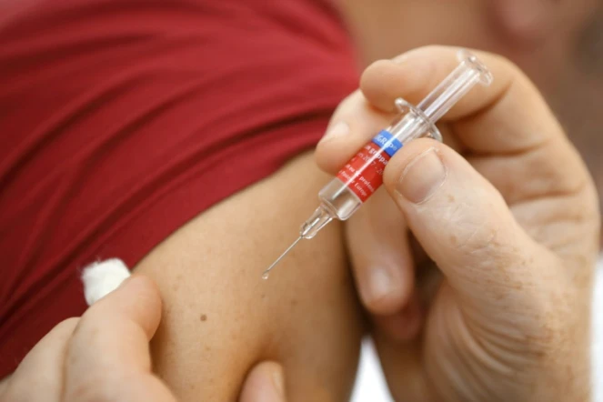 Un homme se fait vacciner contre la grippe