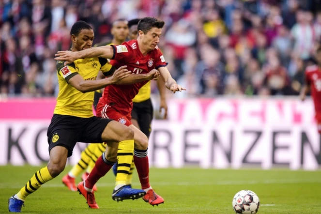 Dortmund est toujours à a lutte pour le titre en Allemagne malgré une défaite 5-0 contre le Bayern Munich signée d'un doublé de Robert Lewandowski (D), le 6 avril 2019 à Munich