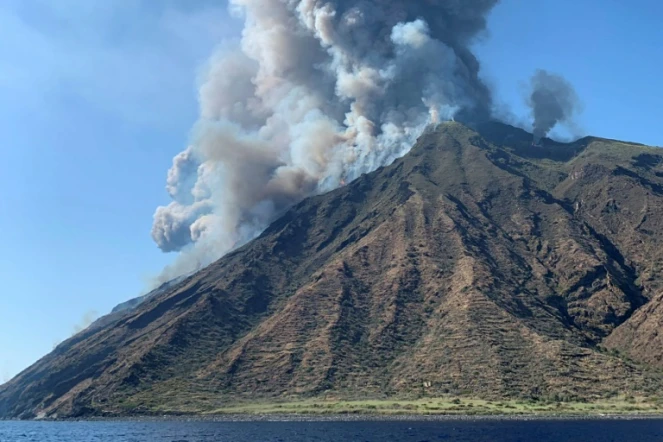 Photo publiée sur le compte Twitter de @mariocalabresi montrant l'éruption du Stromboli, le 3 juillet 2019 en Italie