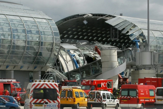 L'effondrement du terminal 2E à Roissy le 23 mai 2004