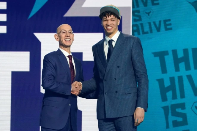 Le président de la NBA Adam Silver pose avec le Français Zaccharie Risacher (R) sélectionné en première position de la Draft NBA le 26 juin 2024 à New York