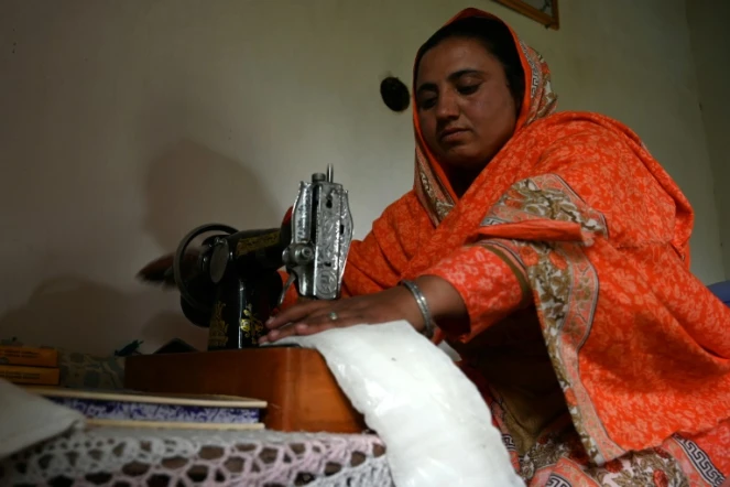 Hajra Bibi coud des serviettes hygiéniques, le 18 mai 2019 dans le village pakistanais de Booni