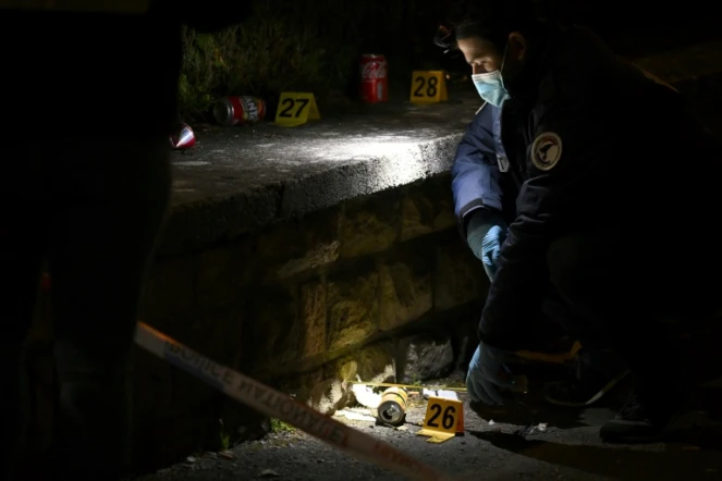 Des policiers enquêtent sur la scène d'une fusillade à Villerupt, dans l'est de la France près de la frontière luxembourgeoise, le 13 mai 2023