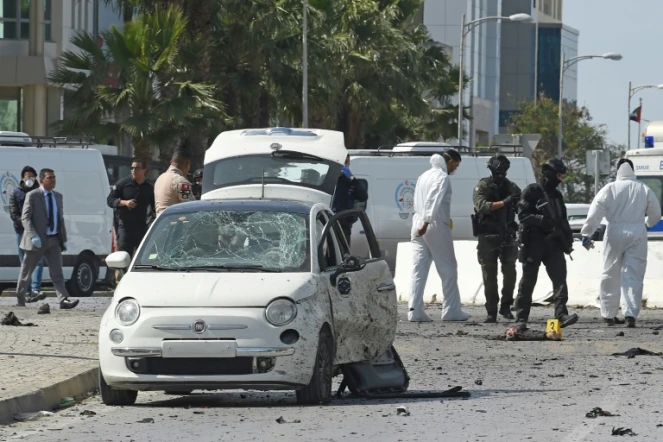 La police et la police scientifique sur les lieux du double attentat suicide à Tunis, le 6 mars 2020